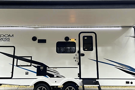 2022 Coachmen Freedom Express